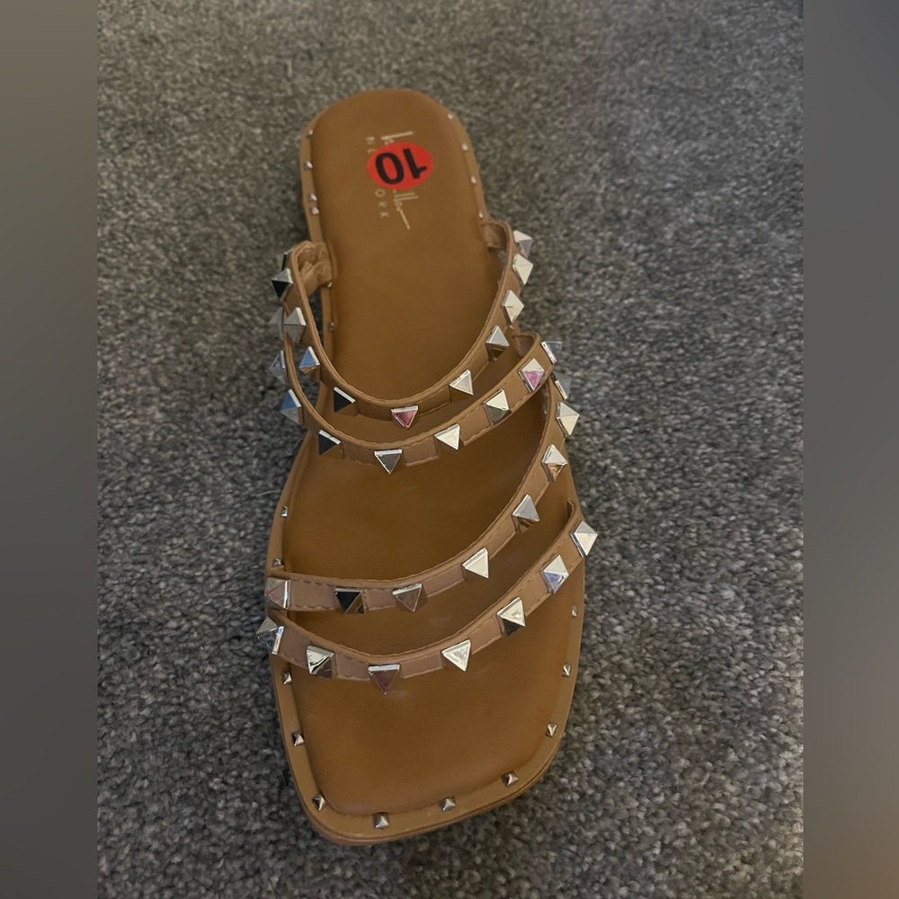 NWOT Nicole Miller Size 10 tan studded sandals - Picture 2 of 4
